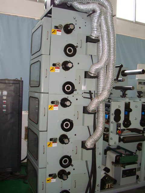 Máquina de impresión Flexo con tres dispositivos de corte de troquel Modelo LRY-320/450
